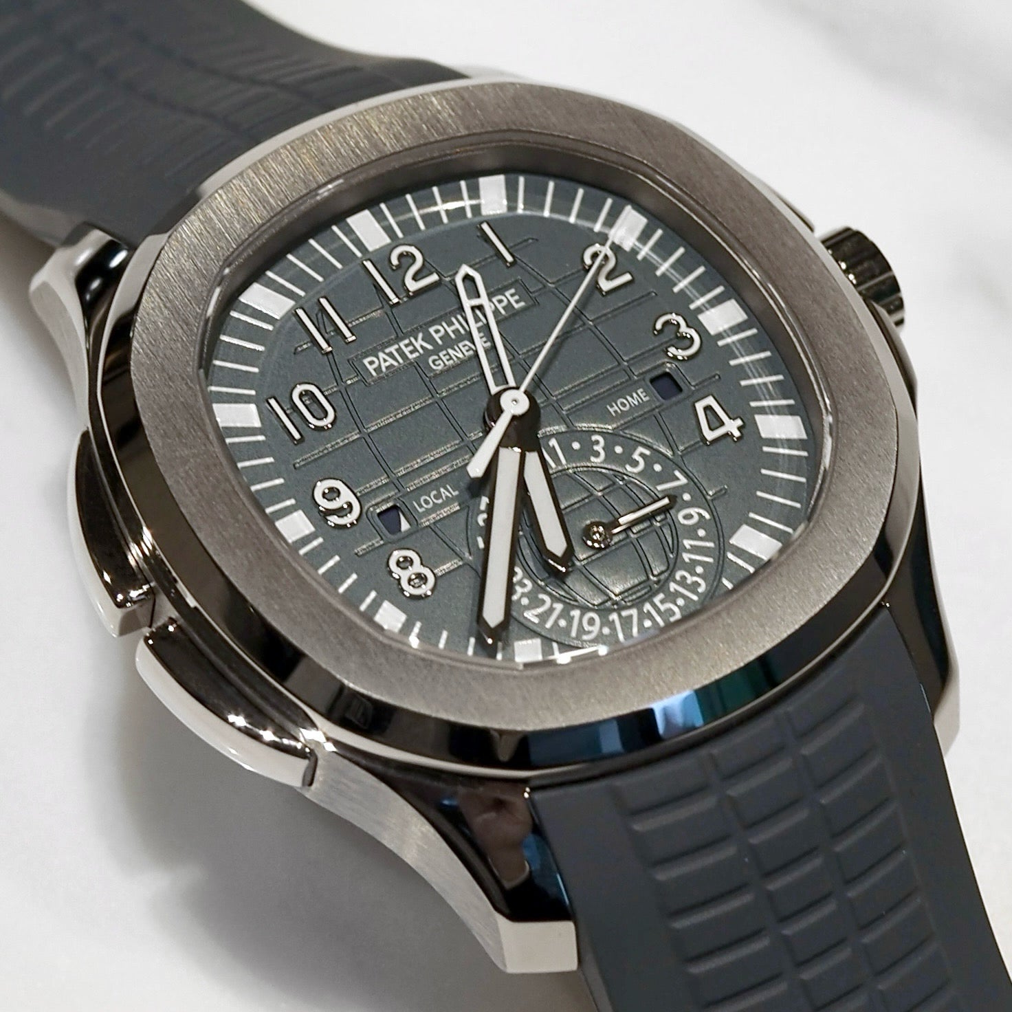 Patek Philippe Aquanaut Travel Time 5164G-001 - ART Luxury_Japan