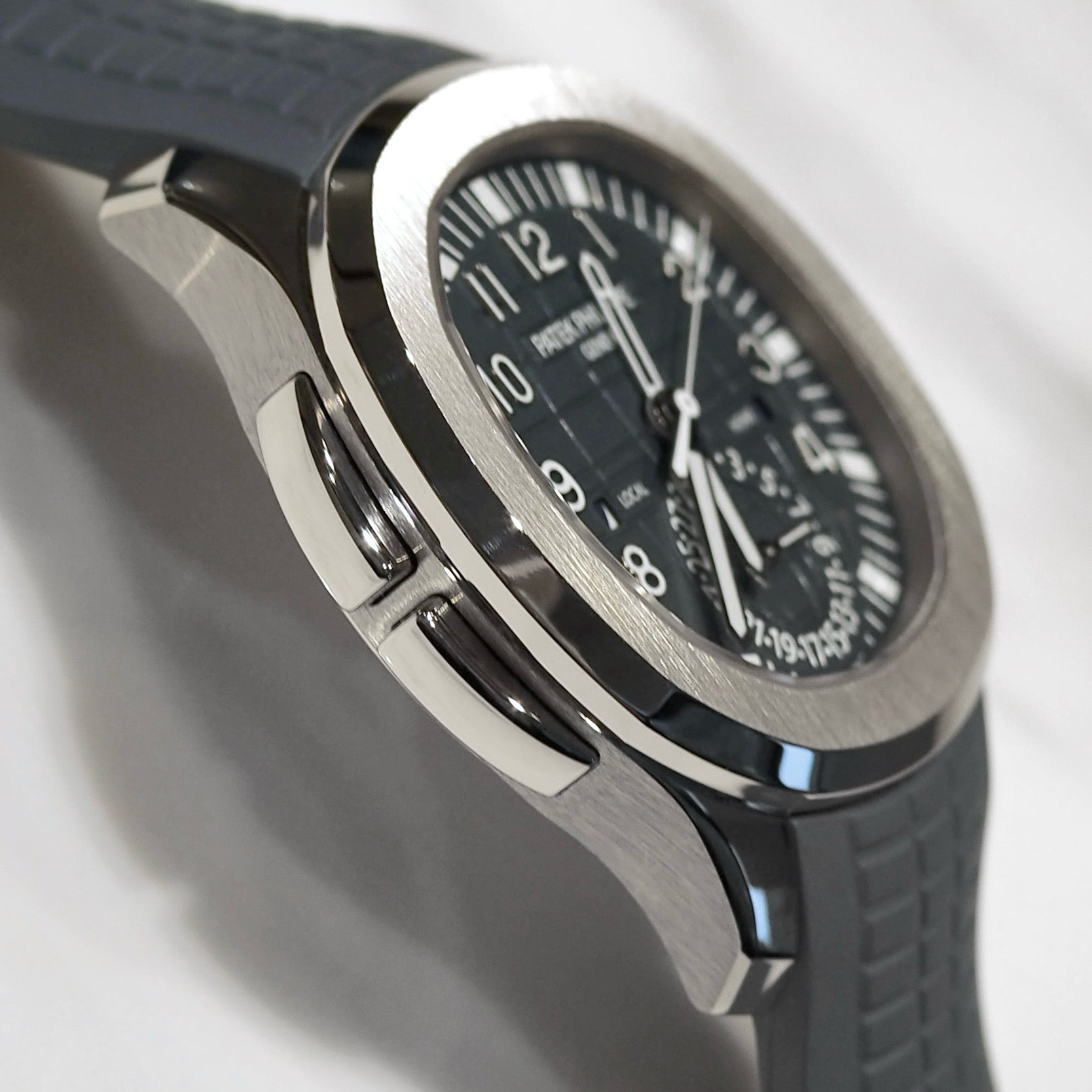 Patek Philippe Aquanaut Travel Time 5164G-001 - ART Luxury_Japan