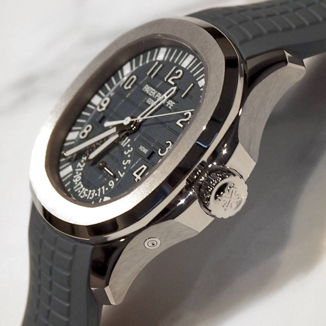 Patek Philippe Aquanaut Travel Time 5164G-001 - ART Luxury_Japan