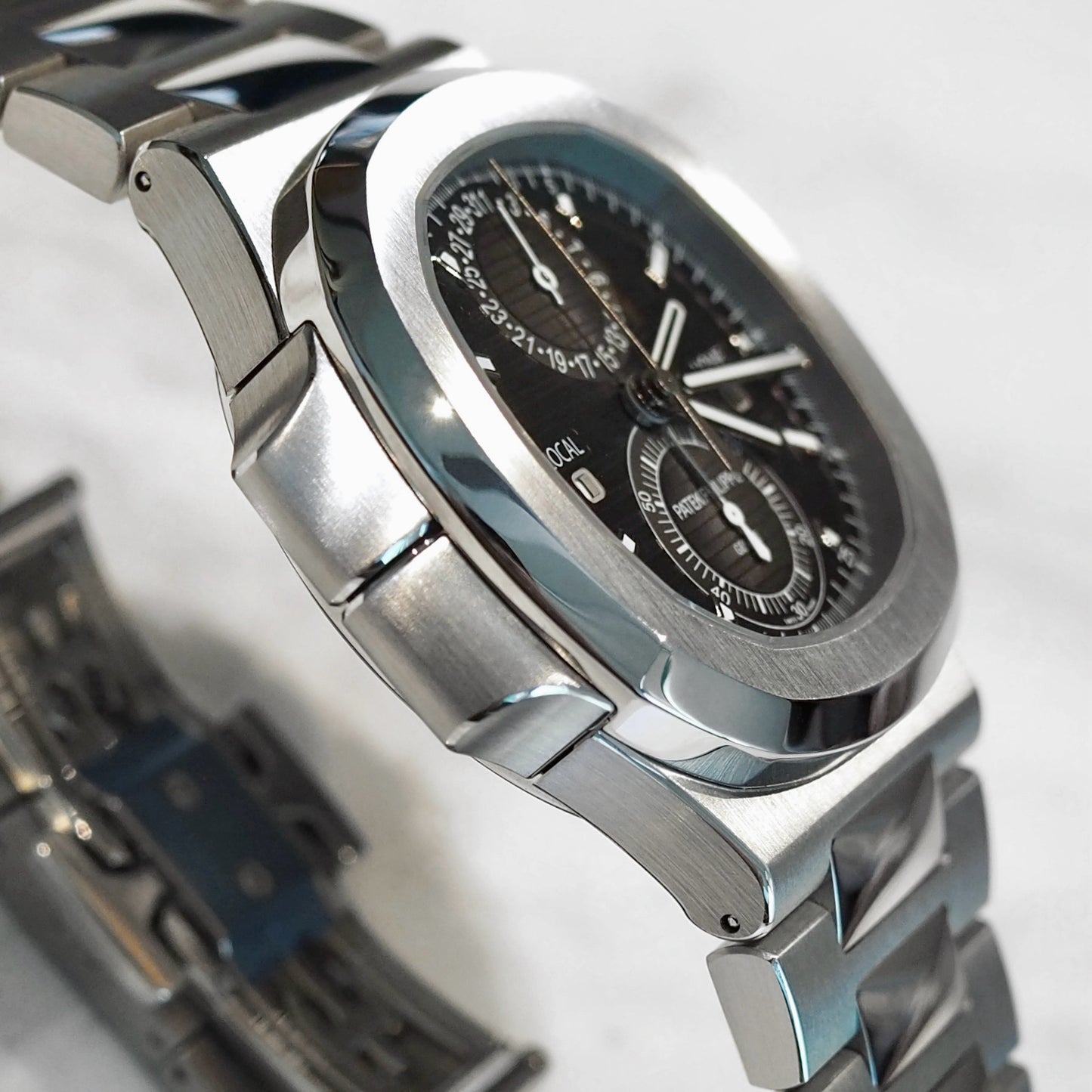 Patek Philippe Nautilus Chronograph Travel Time 5990/1A-001 - ART Luxury_Japan