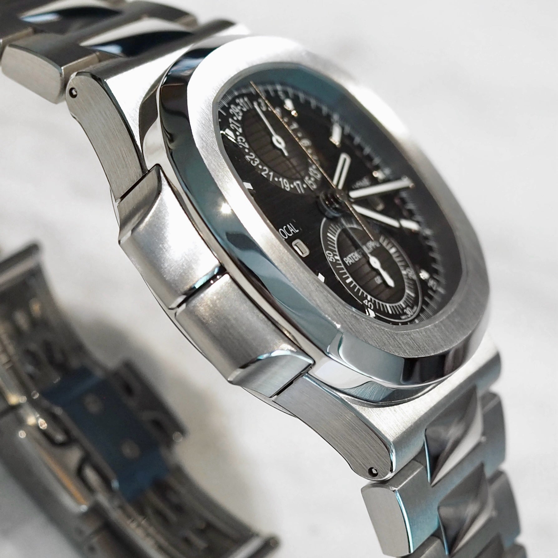 Patek Philippe Nautilus Chronograph Travel Time 5990/1A-001 - ART Luxury_Japan