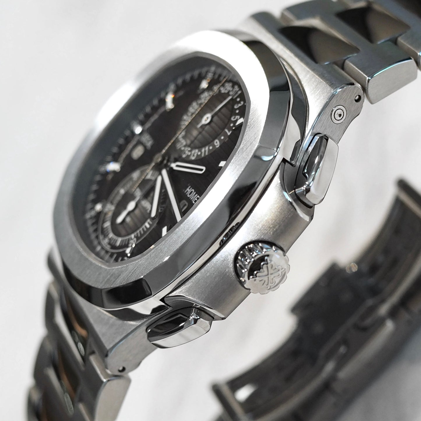 Patek Philippe Nautilus Chronograph Travel Time 5990/1A-001 - ART Luxury_Japan