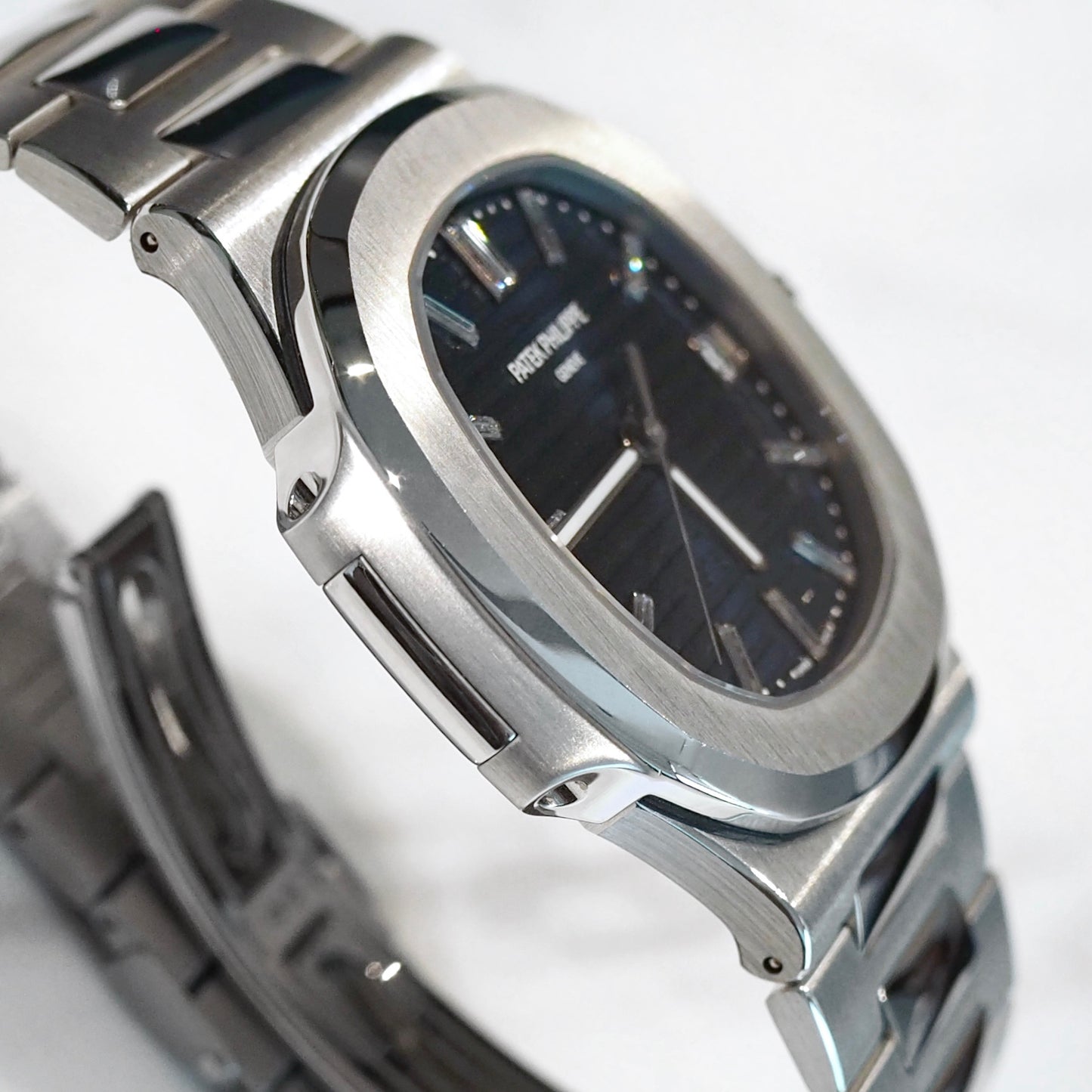 Patek Philippe Nautilus 5711/1P-001 - ART Luxury_Japan