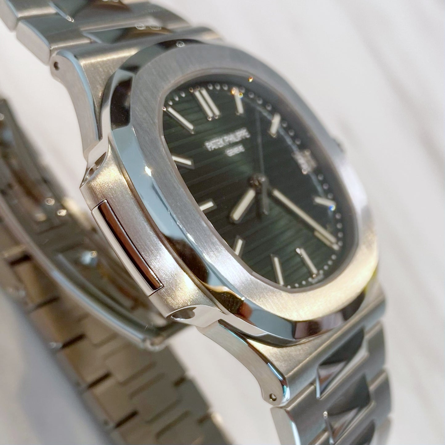 Patek Philippe Nautilus 5711/1A-014 - ART Luxury_Japan
